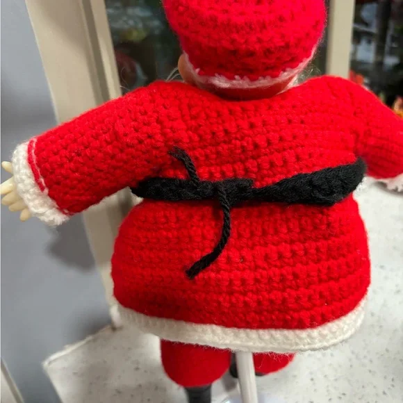 Santa and Mrs Claus Hand Made Crochet Dolls 1980s Vintage